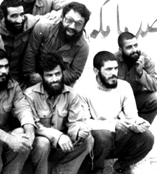 عکس شهید نشسته