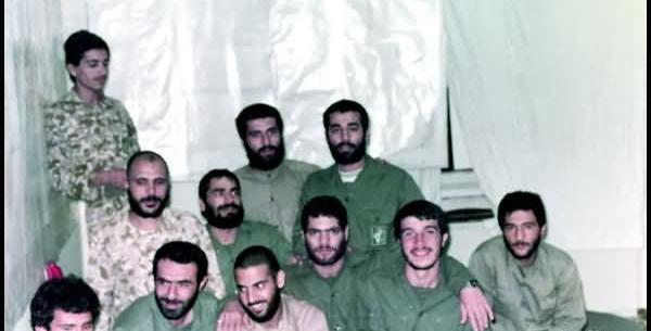 عکس شهید نشسته