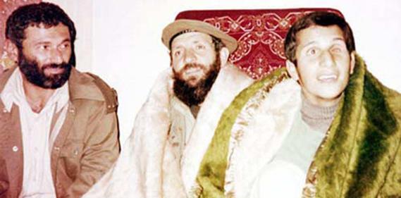 عکس شهید نشسته