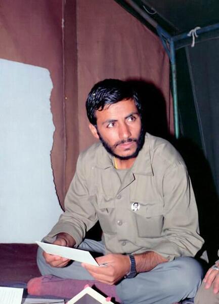 عکس شهید نشسته