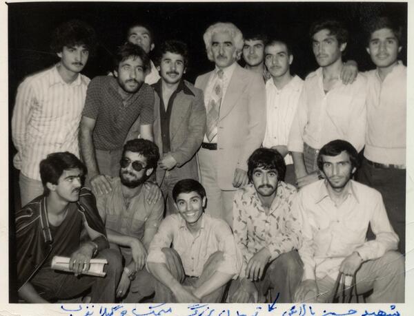 عکس شهید نشسته