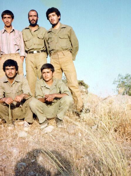 عکس شهید نشسته