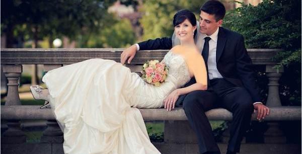 ژست عکس نشسته عروس و داماد