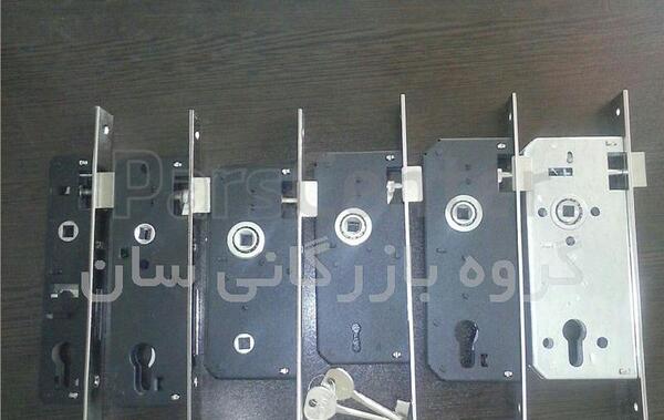 عکس داخل قفل درب چوبی