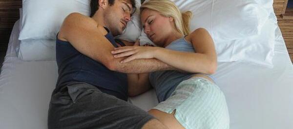 عکس عاشقانه دونفره روی هم خوابیدن