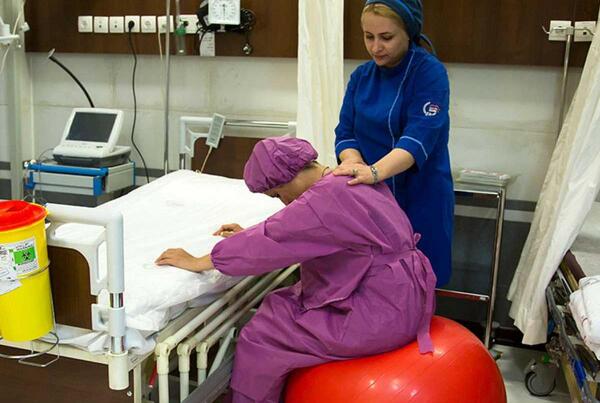 عکس زایمان ایستاده در خانه