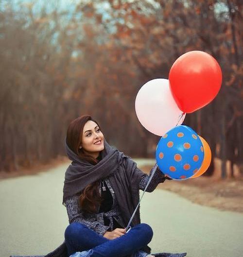 عکس دختر نشسته فانتزی