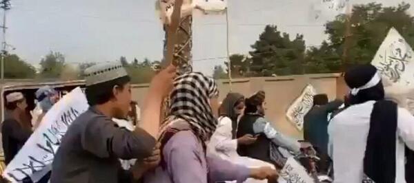 عکس پرچم طالبان در پارک ملت