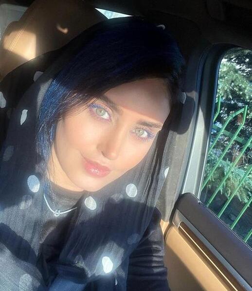 عکس الناز شاکردوست با ماشینش