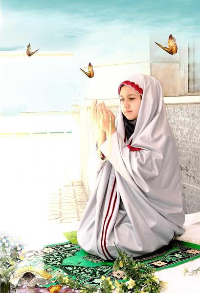 عکس دختری در حال عبادت