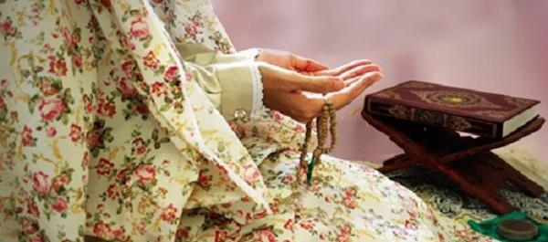 عکس دختری در حال عبادت