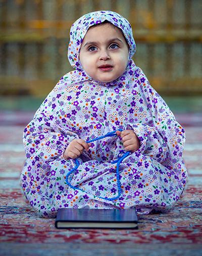 عکس دختری در حال عبادت