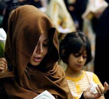 عکس دختری در حال عبادت