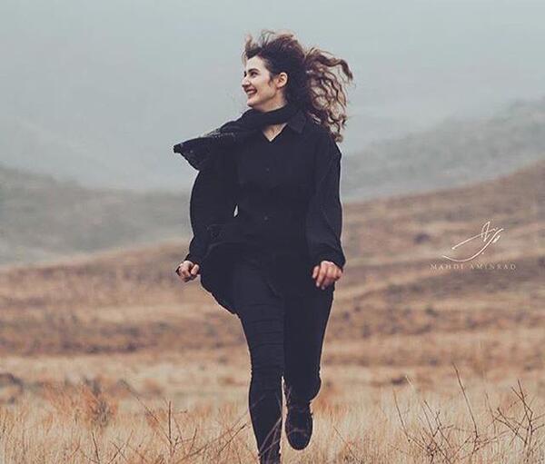 عکس خانم ایستاده