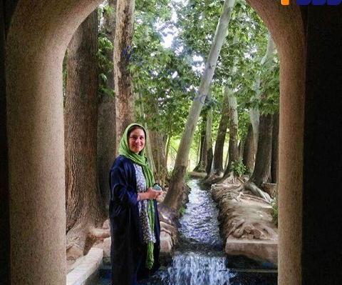 عکس خانم ایستاده