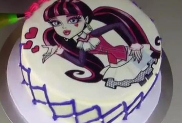 عکس خوراکی ایستاده روی کیک