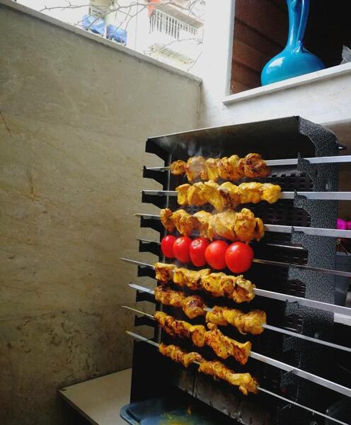 عکس کباب پز ایستاده ضیافت