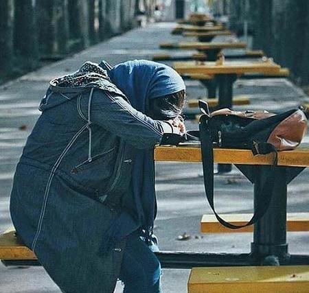 عکس زن تنها نشسته