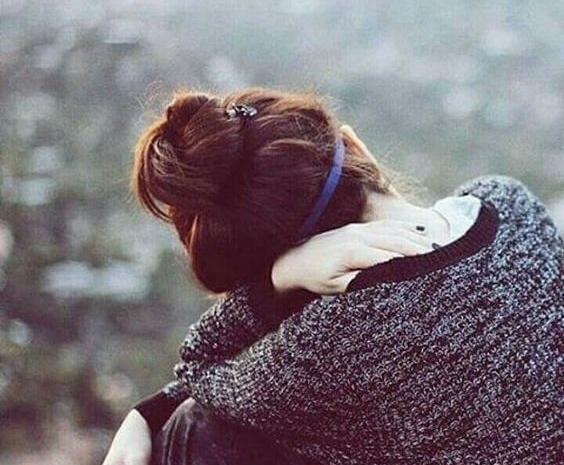 عکس زن تنها نشسته