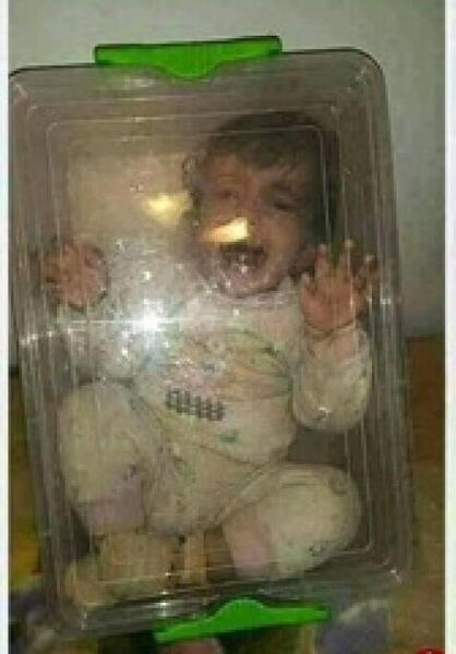 عکس دختر نشسته در حال گریه