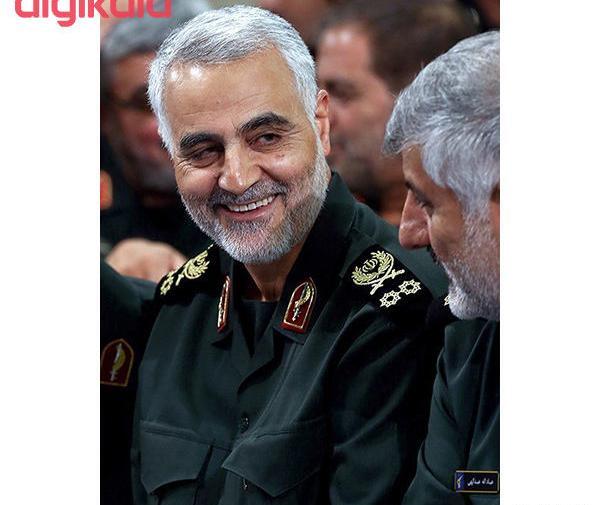 عکس ایستاده حاج قاسم سلیمانی