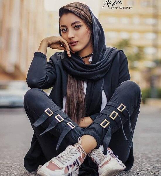 ژست عکس نشسته دخترانه