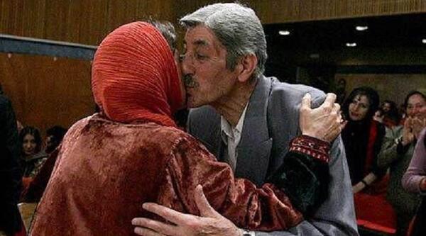 عکس فاطمه معتمدآریا با عروسک نارنجی