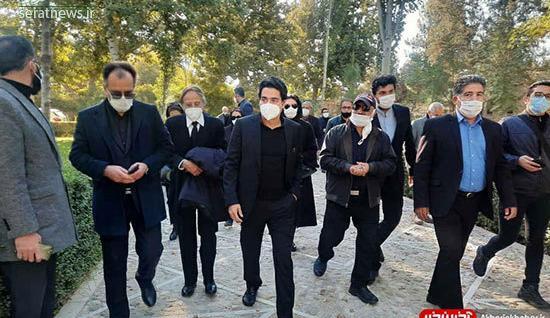 عکس شجریان ایستاده