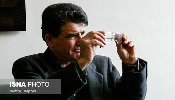 عکس شجریان ایستاده