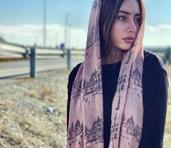 عکس نیمرخ ترلان پروانه