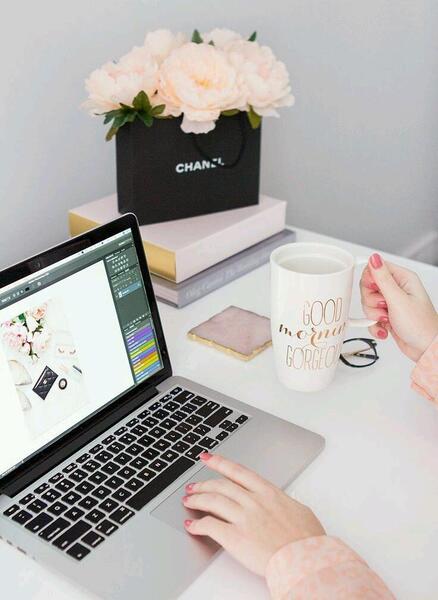 عکس لپ تاپ دخترانه برای پروفایل
