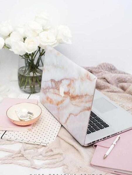 عکس لپ تاپ دخترانه برای پروفایل