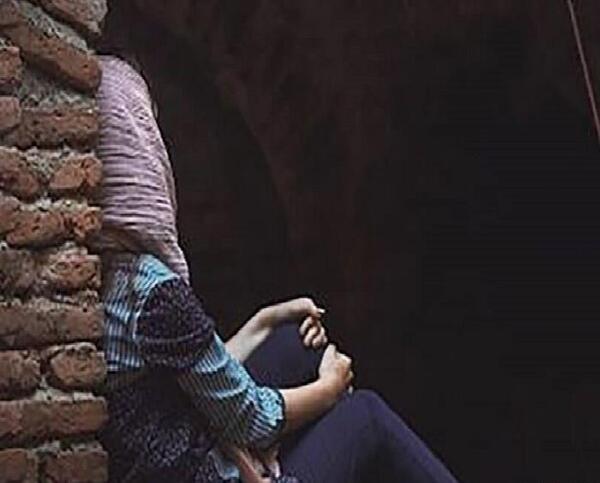 عکس دختر نشسته پشت پنجره