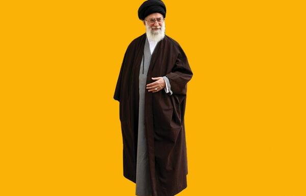 عکس ایستاده رهبر
