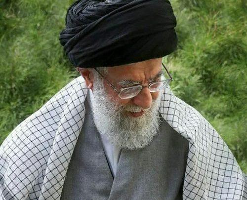 عکس ایستاده رهبر