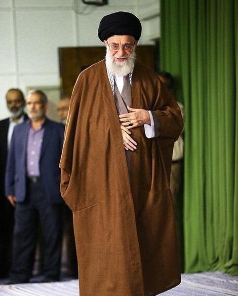 عکس ایستاده رهبر