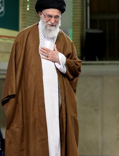 عکس ایستاده رهبر