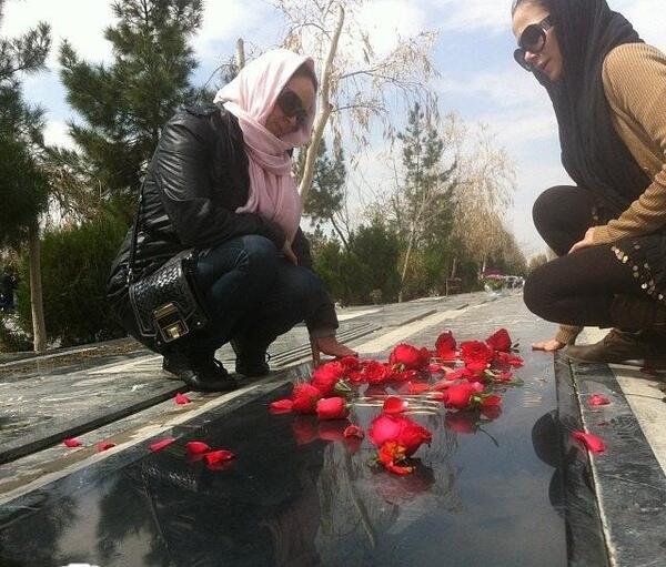 عکس الناز حبیبی با مادرش