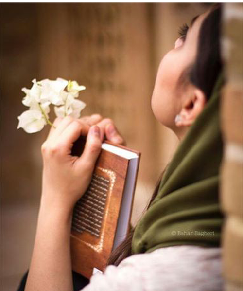 عکس در حال کتاب خواندن