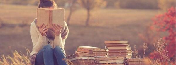 عکس در حال کتاب خواندن