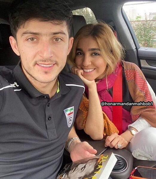 عکس سردار آزمون و همسرش در استخر