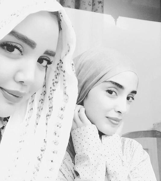 عکس الهه حصاری و خواهرش