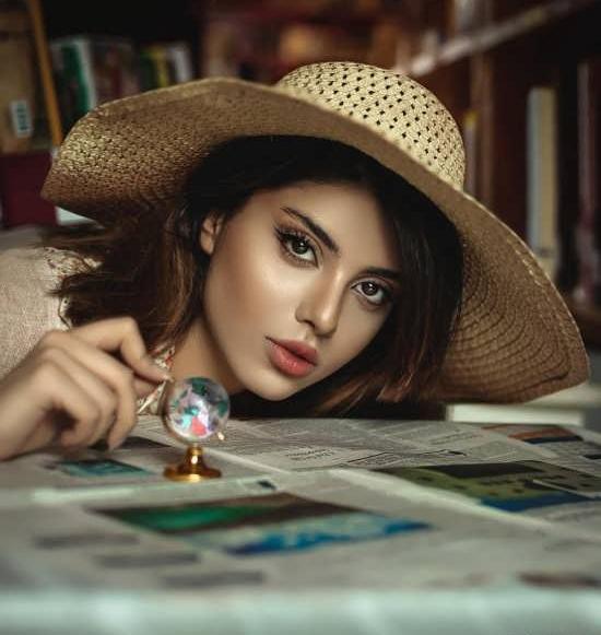 عکس دختر زیبا برای پروفایل با کلاه