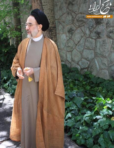 عکس ایستاده خاتمی