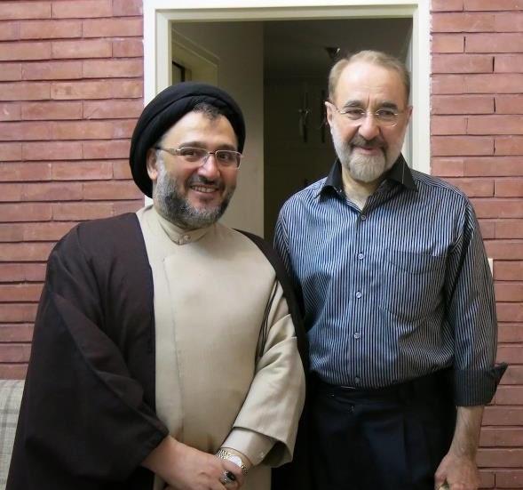 عکس ایستاده خاتمی