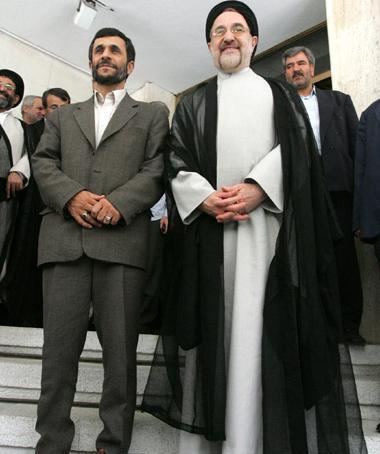 عکس ایستاده خاتمی