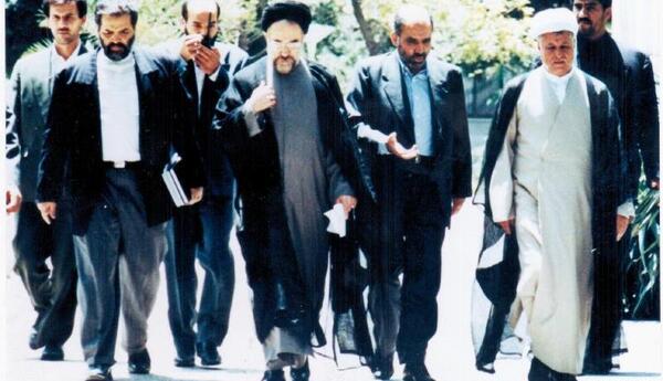 عکس ایستاده خاتمی