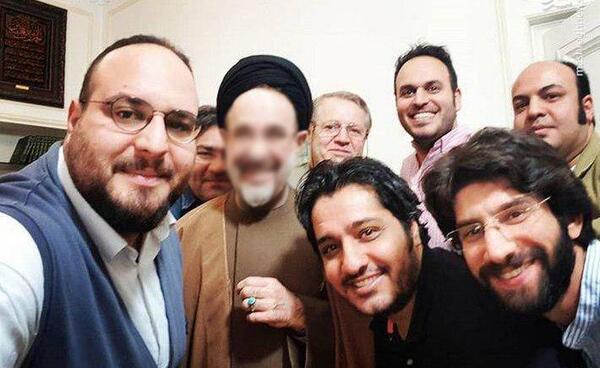 عکس ایستاده خاتمی