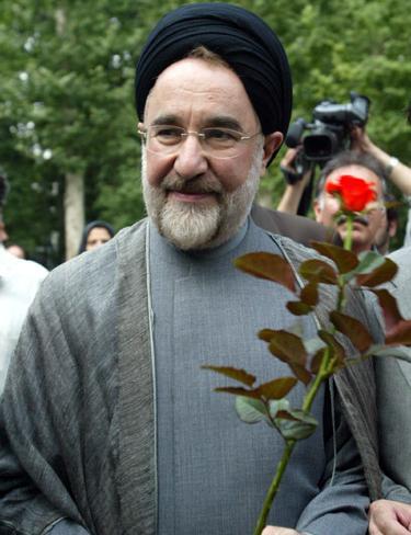 عکس ایستاده خاتمی
