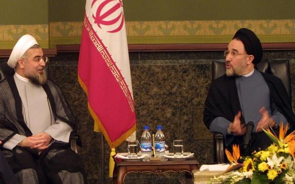 عکس ایستاده خاتمی